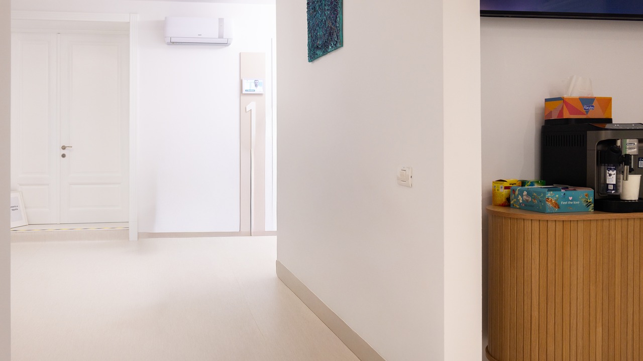 Holul Clinicii Miramed cu espressor de cafea